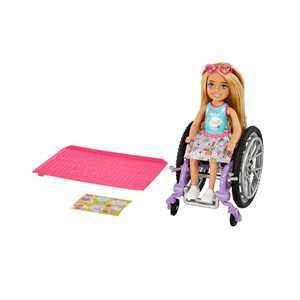 Giocattolo Barbie - Chelsea bambola bionda con sedia a rotelle, che indossa gonna e occhiali da sole, include rampa e foglio adesivi Barbie